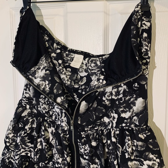 Beautiful mini dress 🖤🤍 - Picture 7 of 9